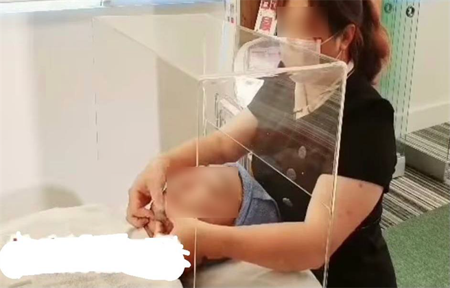 高市府今（16）日宣布有条件开放美容美体业做脸服务及互动式体验，但需依据中央指引，脸部美容服务人员要全程戴口罩，并透过头脸部防护箱进行操作经济部公布之美容美体头脸部防护箱样式。（翻摄经济部「美容美体业防疫管理措施建议指引」）