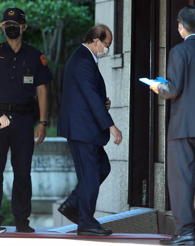 行政院长苏贞昌8月16日邀请执政党立委至行政院讨论振兴措施，民进党立院总召柯建铭现身行政院。（陈怡诚摄）