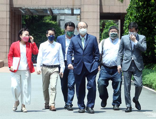 外界关注振兴五倍券推动进度，行政院16日邀集民进党全体立委共商振兴五倍券议题，歷经两个小时的讨论，民进党立法院党团总召柯建铭（中）由罗致政（右）、蔡易余（右二）、何志伟（左二）等立委陪同向守候媒体说明开会内容。(陈怡诚摄)