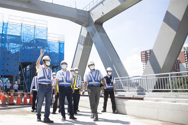 新北市长侯友宜今（16日）上午9时许，前往安坑轻轨工区视察。（新闻局提供）
