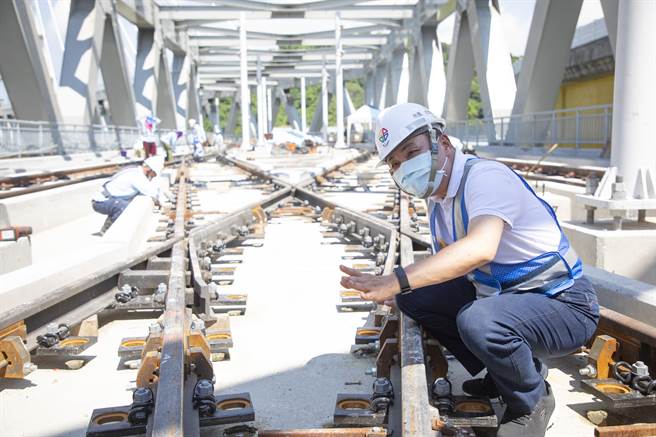 新北市长侯友宜今（16日）上午9时许，前往安坑轻轨工区视察。（新闻局提供）