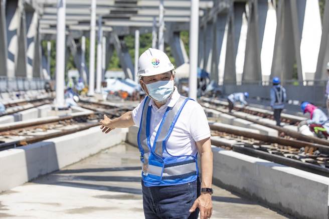 新北市长侯友宜今（16日）上午9时许，前往安坑轻轨工区视察。（新闻局提供）