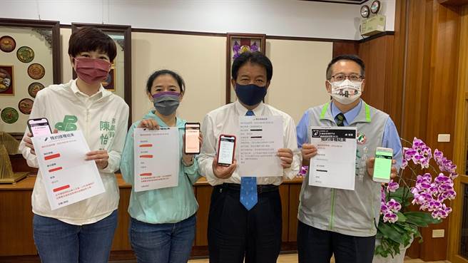 台南市议长郭信良（右二）与议员蔡旺诠（右一）、陈怡珍（左二）与周丽津（左一）一起抢登记高端疫苗施打。（程炳璋摄）