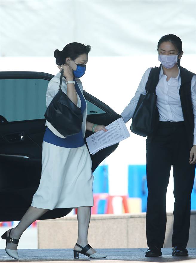 行政院长苏贞昌8月16日邀请执政党立委至行政院讨论振兴措施，经济部长王美花现身行政院。（陈怡诚摄）