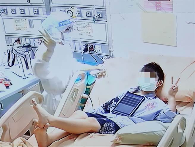 北荣隔离病房智慧化，院方指出，云端智慧系统量测数值和上传资料的步骤相当简单，9岁孩童也能自己操作，在疫情期间有助降低院内感染风险。(图/臺北荣总提供)
