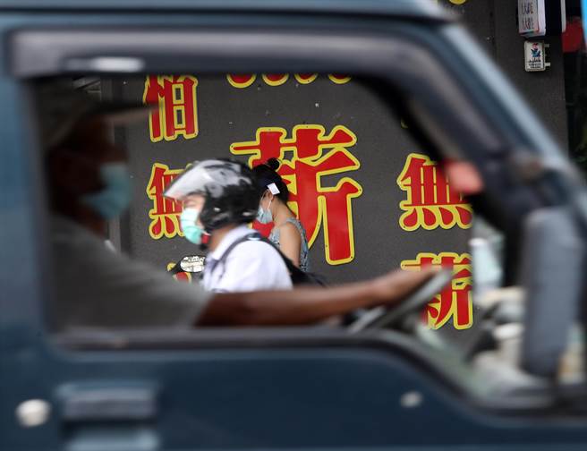 劳动部今(16)日公布最新劳雇双方协商减少工时(无薪假)统计，事业单位计4702家，实施人数5万7781人，比8月2日公布的疫情来最高4388家、5万6687人增加314家及1094人，继上周疫情来首降后，本周再创新高。（资料照，刘宗龙摄）