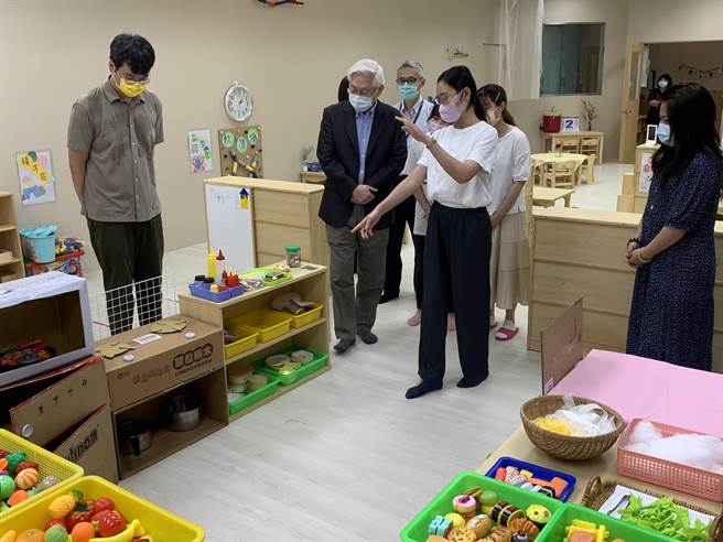 科技部教保中心位于科技大楼1楼，经核定招收2岁以上至入国民小学前的幼儿50名。图为科技部长吴政忠访视画面。(科技部提供／李侑珊台北传真)