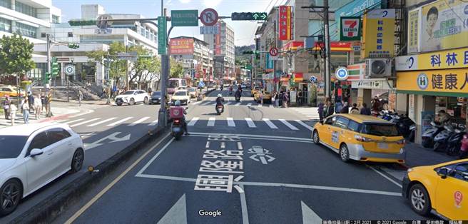 洪姓骑士在台北市兴隆路3段112巷口「熄火式迴转」，遭罚1800元并记点3点。（翻摄Google地图）