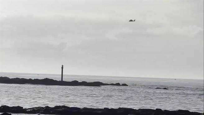 直升机协助搜救失联潜水客。（翻摄画面）