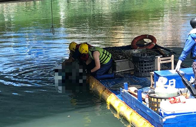 8月16日警消在高雄愛河打撈浮屍。(劉宥廷翻攝）
  