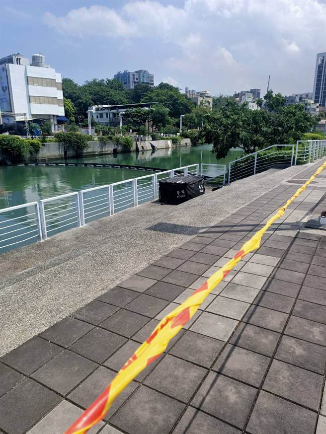 高雄爱河又惊见男浮尸，已是14小时内已发生的第二起。(刘宥廷翻摄)
  