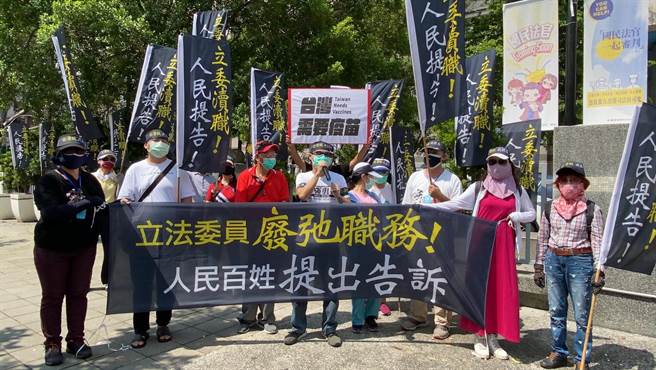 徐尚賢16日率眾到高雄地檢署告發9名民進黨立委瀆職。（徐尚賢提供／袁庭堯高雄傳真）