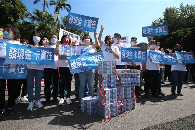 国民党立院团今日一早由总召费鸿泰率全体委员，前往行政院大门前表达「纾困普发现金」记者会，要求拜会行政院长苏贞昌直接表达民眾心声，表达普发现金的立场。（赵双杰摄）