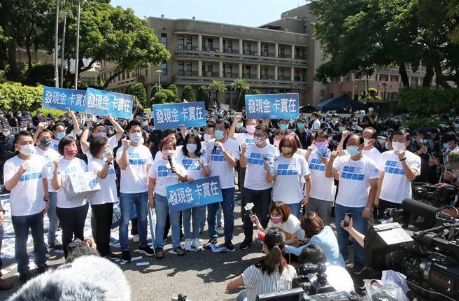 國民黨立院團撒道具新台幣，表達普發現金的立場。（趙雙傑攝）