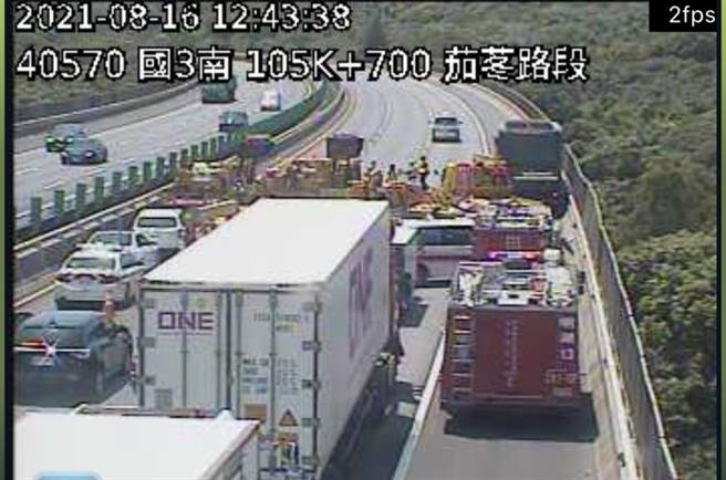 國道3南下笳冬段大貨車追撞緩撞車，全線封閉車流回堵3公里。(翻攝高速公路即時路況)