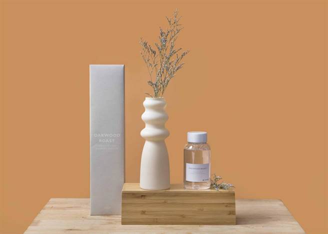 hoi!好好生活 x ACME联名香氛，OAKWOOD ROAST，葡萄柚、天竺葵、香草等清爽香气为主调。（hoi!好好生活提供）