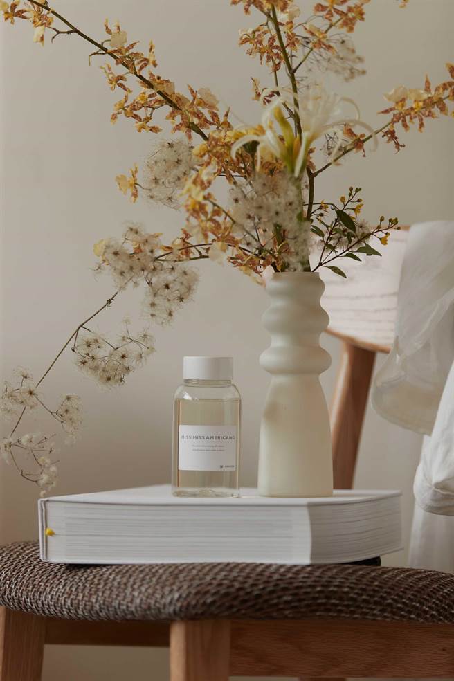 hoi!好好生活 x ACME 联名香氛，MISS MISS AMERICANO，以佛手柑、茶香及雪松等中性气味为主调，呈现早晨中的舒服、轻松的质感气息。（hoi!好好生活提供）