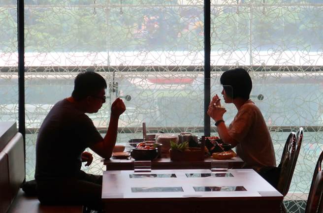 疫情降温，澎湖防疫也要拚经济，县府宣布18日起餐厅内用规范再松绑，取消现行内用隔板及1.5公尺间距等防疫规定，澎湖乡亲鼓掌叫好。（示意图，王英豪摄）