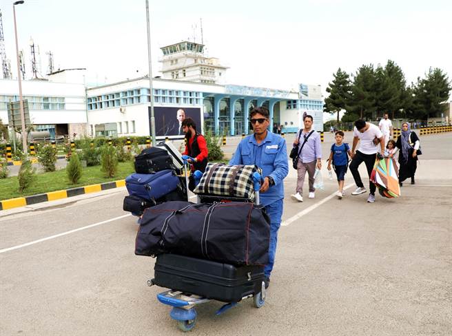 美國有線電視新聞網（CNN）引述消息人士指出，為了讓美國人優先離開，華府已經暫時縮減撤離阿富汗人的航班數量，更傳出末班機已經飛走。圖為阿富汗人在喀布爾機場的畫面。（圖／美聯社）