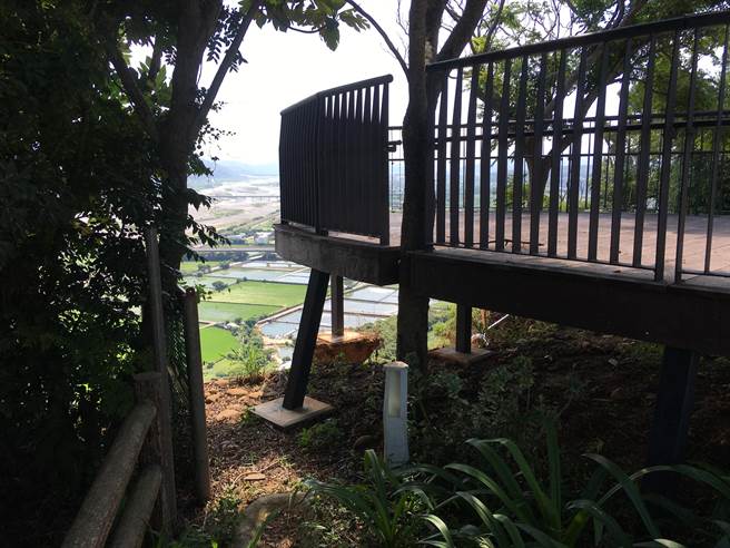 铁砧山观景台基座摇摇欲坠，严重影响游客安全。（陈淑娥摄）