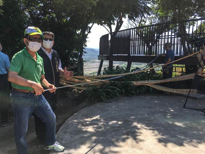 铁砧山观景台基座摇摇欲坠，市议员吴敏济16日邀相关单位会勘。（陈淑娥摄）