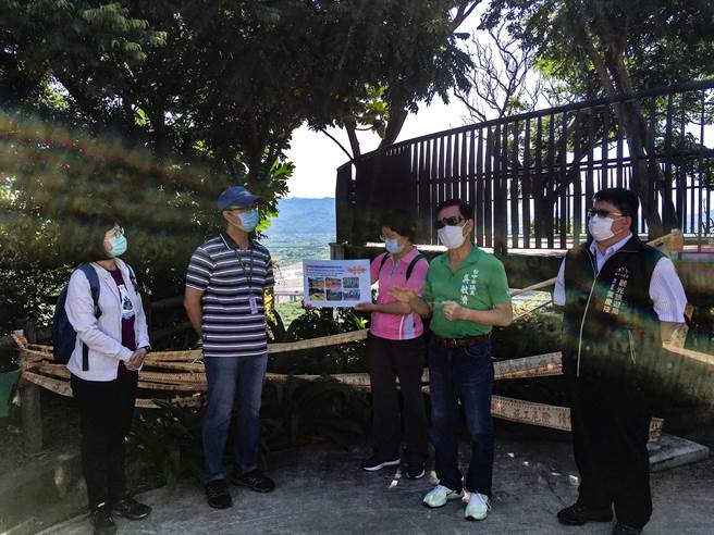 铁砧山观景台基座摇摇欲坠，市议员吴敏济16日邀相关单位会勘。（陈淑娥摄）