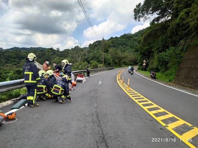 35岁张姓男子今（16日）上午11时许，骑乘重型机车行经新北市石碇区北宜公路28.3公里过弯处，疑因失控先擦撞对向大货车后弹飞摔落深约6公尺边坡。（翻摄画面）