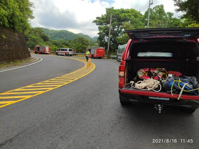 35岁张姓男子今（16日）上午11时许，骑乘重型机车行经新北市石碇区北宜公路28.3公里过弯处，疑因失控先擦撞对向大货车后弹飞摔落深约6公尺边坡。（翻摄画面）