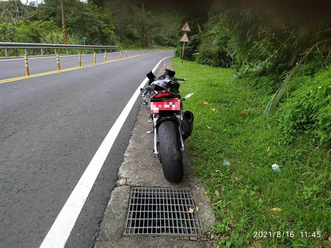 35岁张姓男子今（16日）上午11时许，骑乘重型机车行经新北市石碇区北宜公路28.3公里过弯处，疑因失控先擦撞对向大货车后弹飞摔落深约6公尺边坡。（翻摄画面）