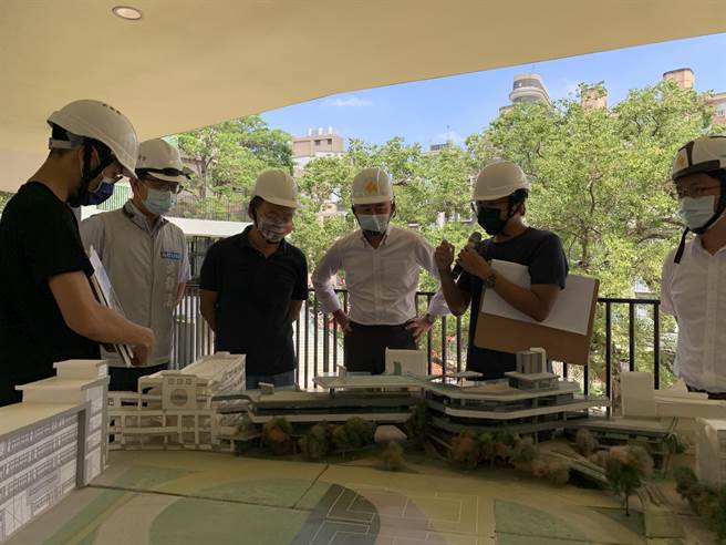 斥資2億重建的新竹市「龍山國小群英樓」將於新學期啟用，市長林智堅（右三）16日特別前往了解新校舍的整備狀況。（陳育賢攝）