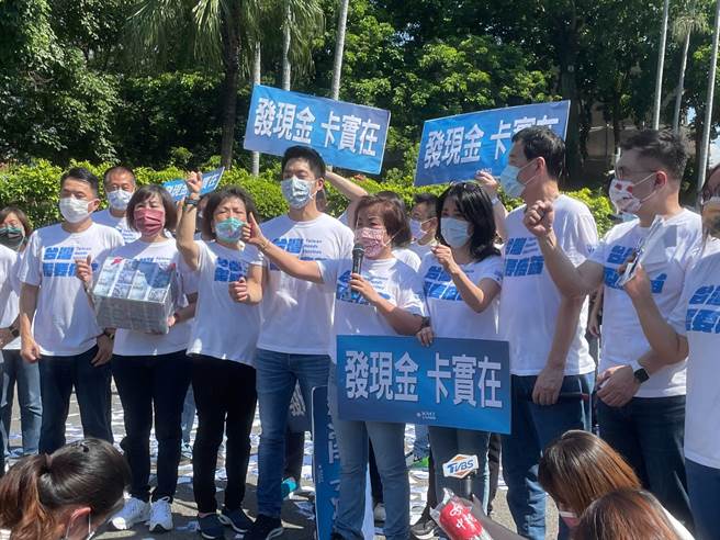 国民党立委今衝政院向政府表达人民要现金纾困心声。（图片摘自叶毓兰脸书）