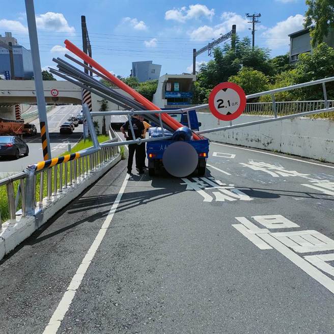 貨車誤闖小東路地下道機慢車道，承載長管擊落道路限高架。（讀者提供／程炳璋台南傳真）