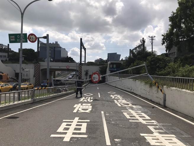 小東路地下道的道路限高架遭誤闖的貨車擊落。（讀者提供／程炳璋台南傳真）