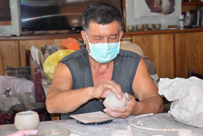 林瑞华希望县府积极介入协助竹南蛇窑存续。（谢明俊摄）