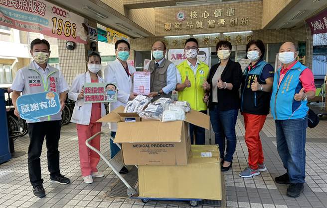 行政院中办执行长蔡培慧16日与民进党党公职人员，前往部立南投医院，捐赠20组「经鼻高流量成人管（HFNC）」。（曾琮恺提供／黄国峰南投传真）