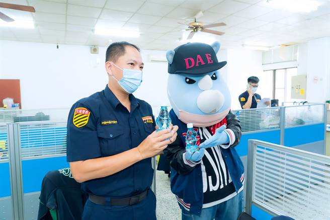 義大吉祥物「大義」到仁武警分局，與警員合影。（義大提供／林瑞益高雄傳真）