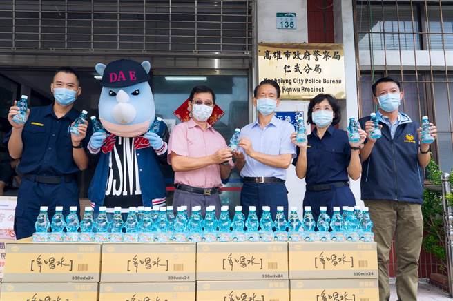 義大開發副總邱斐彥（左三）16日到仁武警分局勞警，分局長蔡文峰（右三）對此表示感謝。（義大提供／林瑞益高雄傳真）