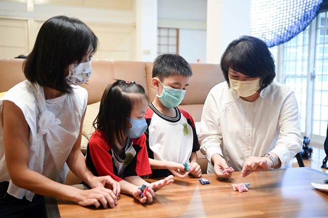 嘉义市长黄敏惠与小朋友一起玩风情沙包。（嘉义市政府提供）