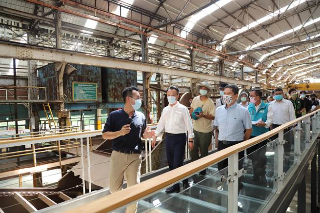 文化部长李永得16日在嘉义县长翁章梁等人陪同下，前往视察六脚乡蒜头糖厂。（吕妍庭摄）