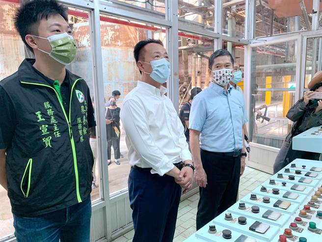 文化部长李永得16日在嘉义县长翁章梁等人陪同下，前往视察六脚乡蒜头糖厂。（吕妍庭摄）