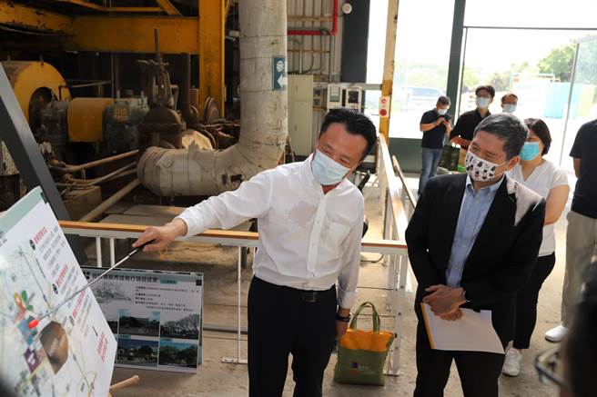 文化部长李永得16日在嘉义县长翁章梁等人陪同下，前往视察六脚乡蒜头糖厂。（吕妍庭摄）