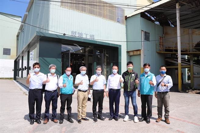 文化部长李永得16日在嘉义县长翁章梁等人陪同下，前往视察六脚乡蒜头糖厂。（吕妍庭摄）