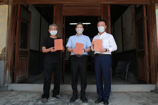 云门舞集创办人林怀民（左起）、文化部长李永得及嘉义县长翁章梁，今日参观修復中的县定古蹟「林开泰诊疗所旧宅」。（文化部提供）
