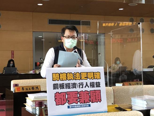 市議員陳文政要求警局取締騎樓攤商，應與停機車同標準，不要影響攤商生計。（陳世宗攝）