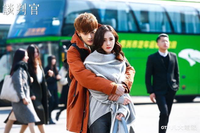 杨幂、黄子韬合作职场爱情剧《谈判官》。（八大提供）