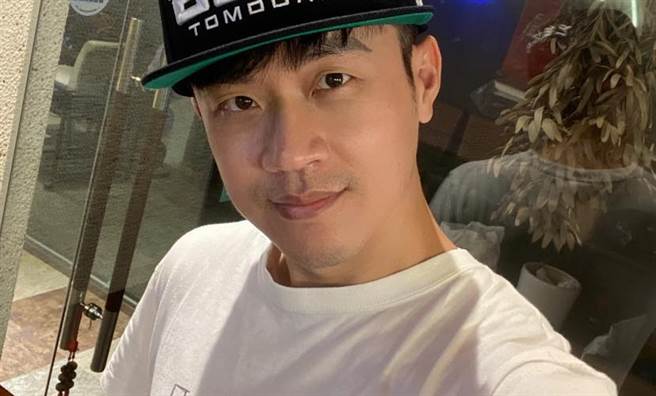 焦糖哥哥为预约高端疫苗「按到手机快烧起来」。(图/焦糖哥哥脸书)