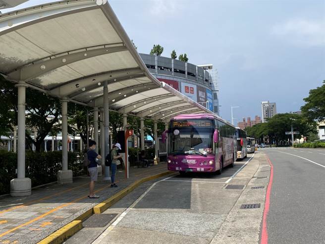 高雄市1名邱姓男子在左营高铁站的公车站搭讪15岁少女，将少女带回家夺去少女贞操，结果遭判刑还须赔偿母女。（石秀华摄）