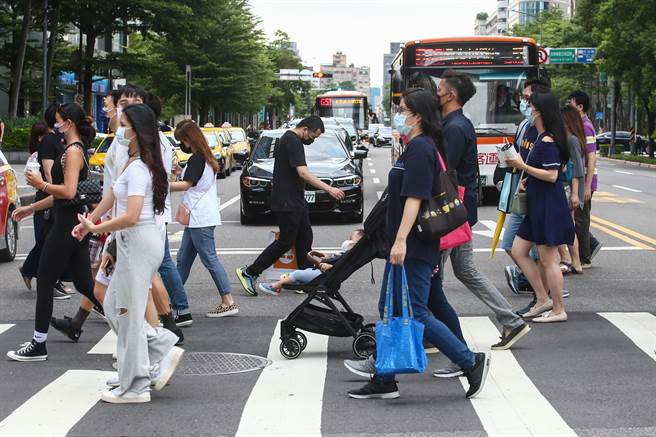新冠肺炎疫情趋缓，行政院拟推出振兴券。图为信义商圈周末逛街人潮明显增加许多。（资料照/邓博仁摄）