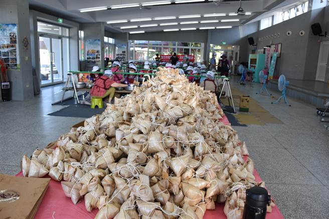 后龙镇公所包爱心肉粽送弱势活动，16日在水尾里活动中心举行，共包出1万颗肉粽堆成肉粽山，非常壮观。（谢明俊摄）