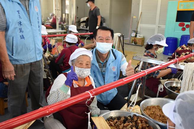 现年高寿已8旬，朱秋隆的老奶妈也加入包爱心粽行列。（谢明俊摄）